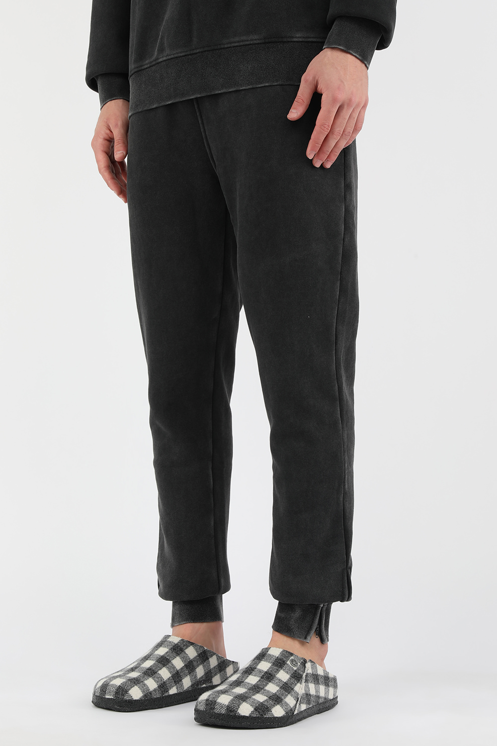 תמונת כל הלוק של נעלי בית מצמר בגווני שחור ולבן